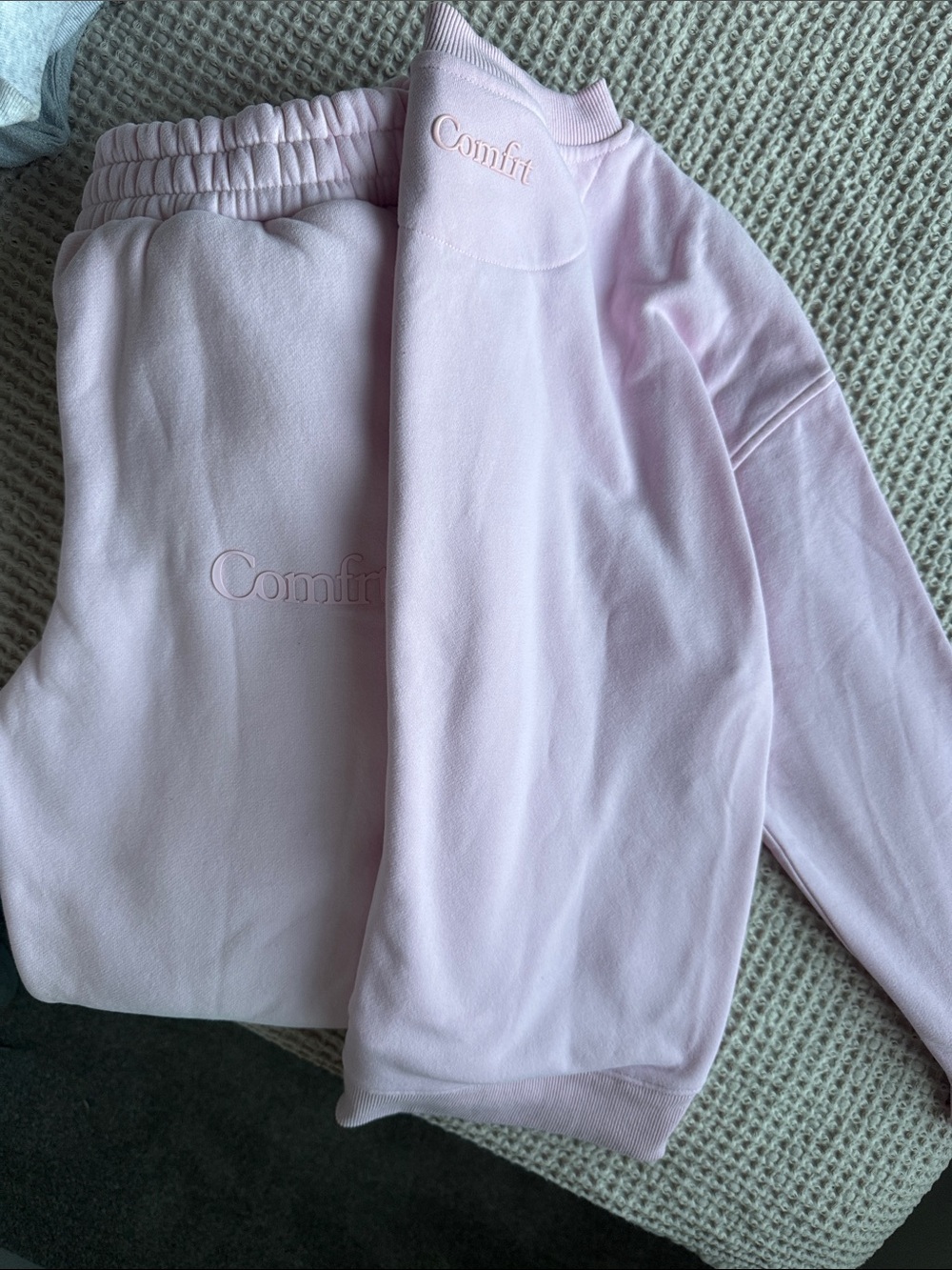 Comfrt  Pink Sweatshirt & Joggers Set